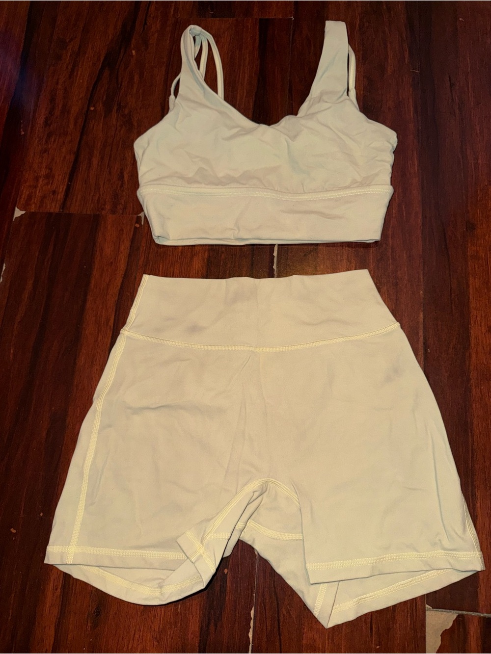 BuffBunnyWomen’s Seamless Light Cream Active Bra and High-Waist Biker Shorts Set